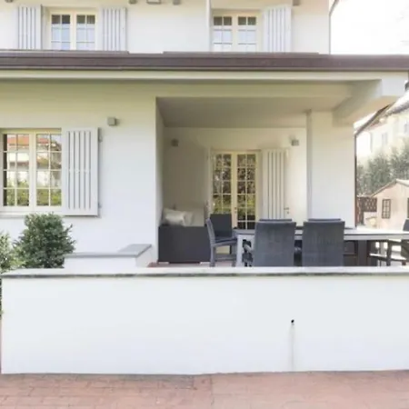 Spacious Beach Front With Intimate Garden フォルテ・デイ・マルミ