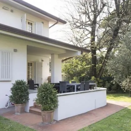 Casa vacanze Spacious Beach Front With Intimate Garden *